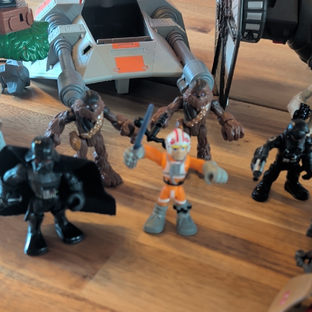 Star Wars "Galactic Heroes" Adventure Playset with Figures and Vehicles - Picture 7 of 7